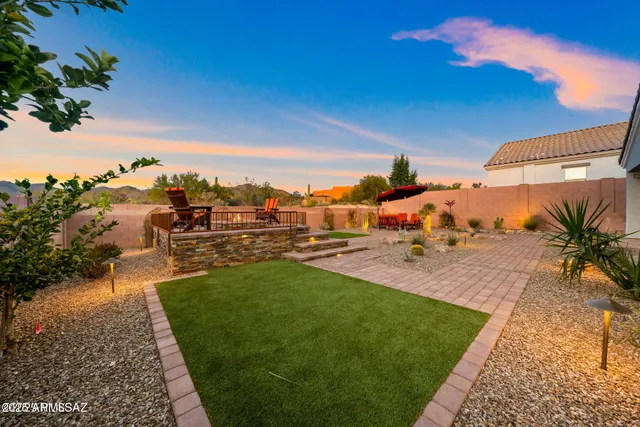 a view of a backyard