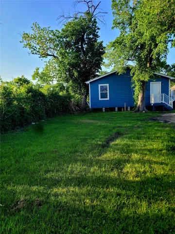 a view of a house with a backyard