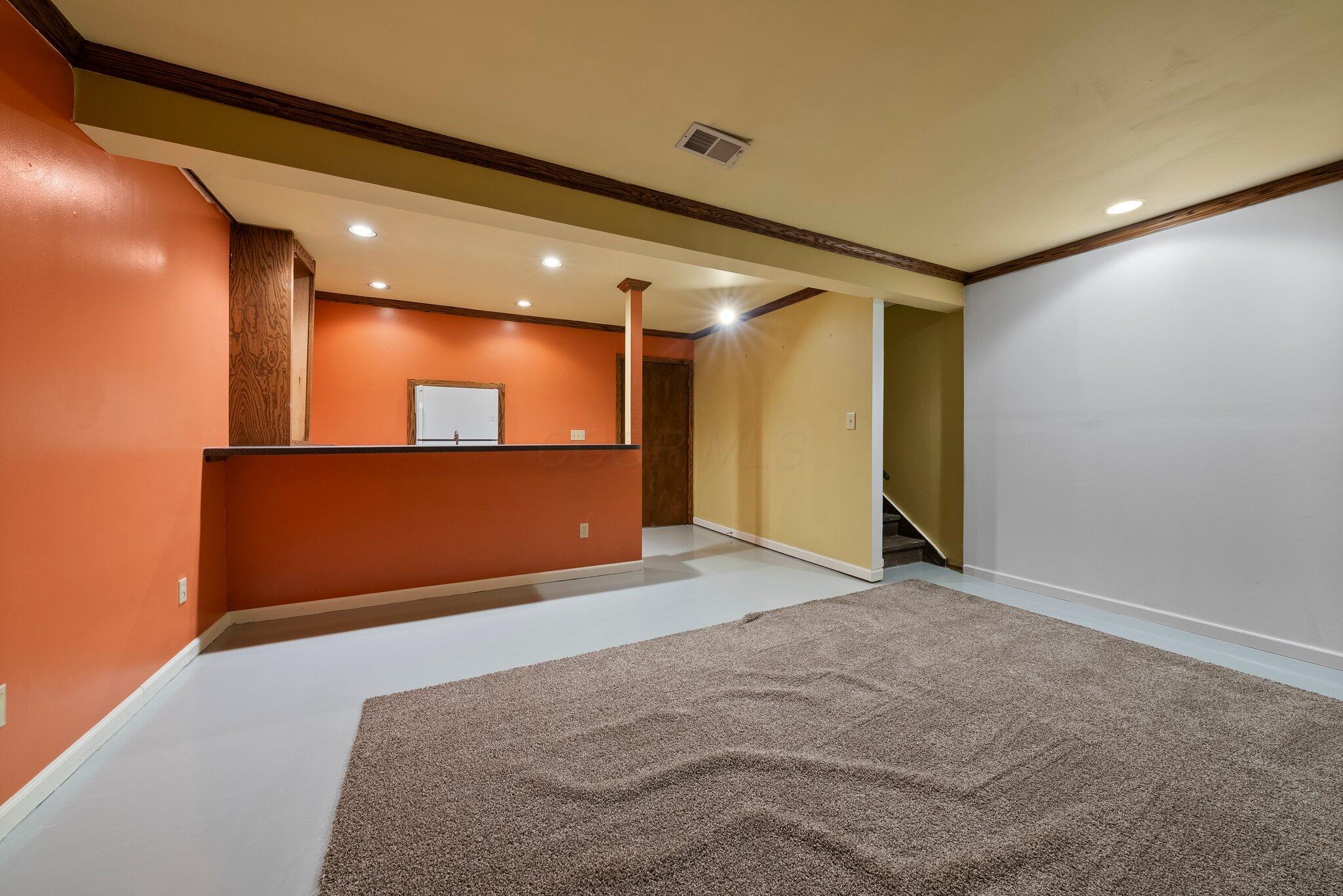 2052 Quail Ridge Street Columbus, OH 43229 - Photo 18 of 31 wet bar in basement