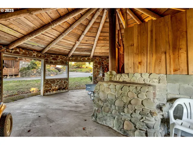 a view of a backyard