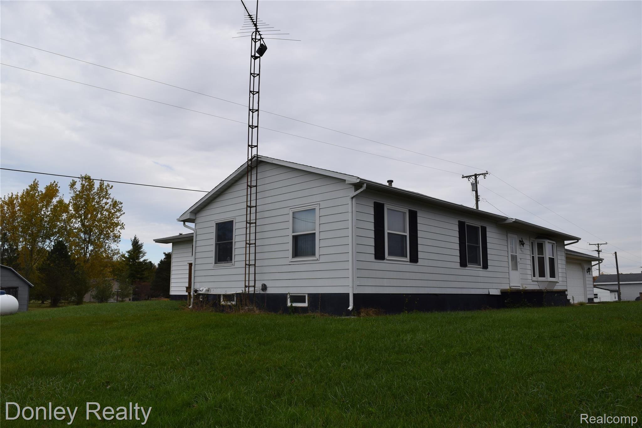 887 Thompson Road Bad Axe, MI 48413 - Photo 27 of 29 DSC_4485.JPG