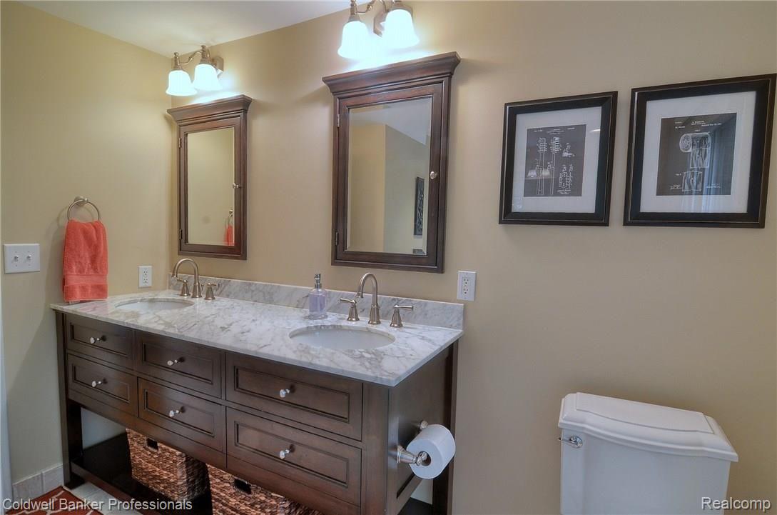 836 Foxhall Road Bloomfield Hills, MI 48304 - Photo 17 of 31 Master_Bathroom.jpg