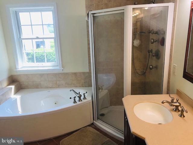 92 Crestmont Court Lititz, PA 17543 - Photo 19 of 33 Master Bath