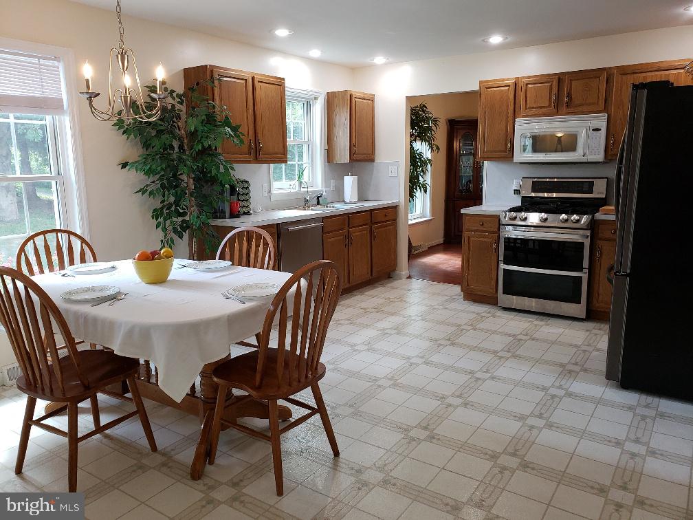 92 Crestmont Court Lititz, PA 17543 - Photo 8 of 33 Eat-in Kitchen