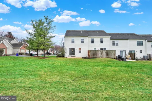 a view of a house with backyard and garden
