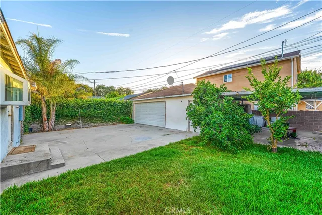 a view of yard with green space