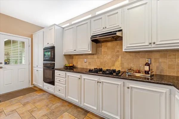 $575,000 | 55 Pinepath Place, The Woodlands, TX 77381
