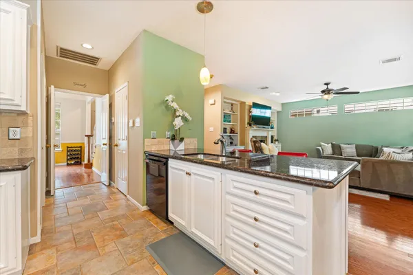 $575,000 | 55 Pinepath Place, The Woodlands, TX 77381