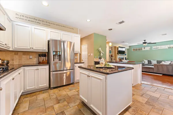 $575,000 | 55 Pinepath Place, The Woodlands, TX 77381