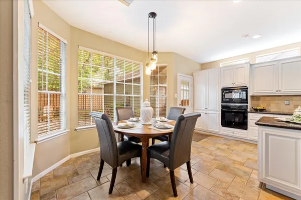 $575,000 | 55 Pinepath Place, The Woodlands, TX 77381