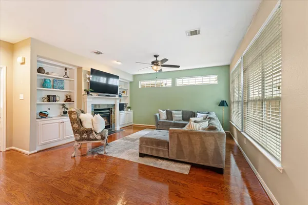 $575,000 | 55 Pinepath Place, The Woodlands, TX 77381
