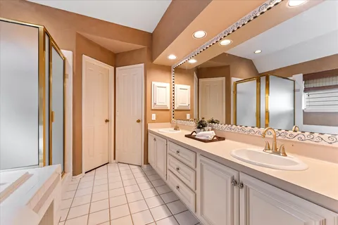 $565,000 | 55 Pinepath Place, The Woodlands, TX 77381