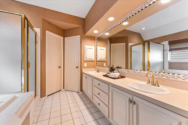 $575,000 | 55 Pinepath Place, The Woodlands, TX 77381