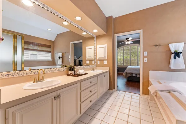 $575,000 | 55 Pinepath Place, The Woodlands, TX 77381