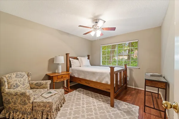 $575,000 | 55 Pinepath Place, The Woodlands, TX 77381