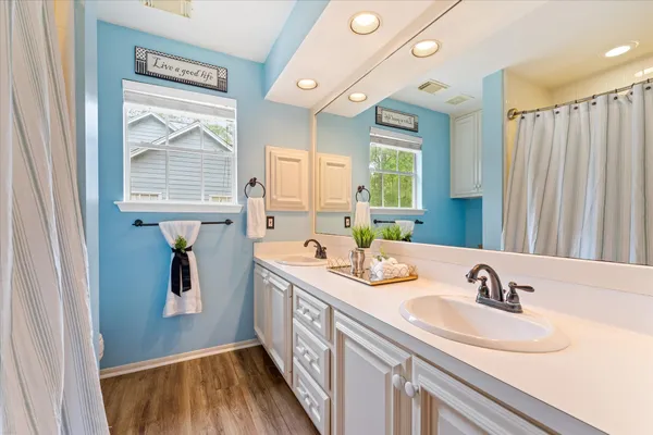 $575,000 | 55 Pinepath Place, The Woodlands, TX 77381