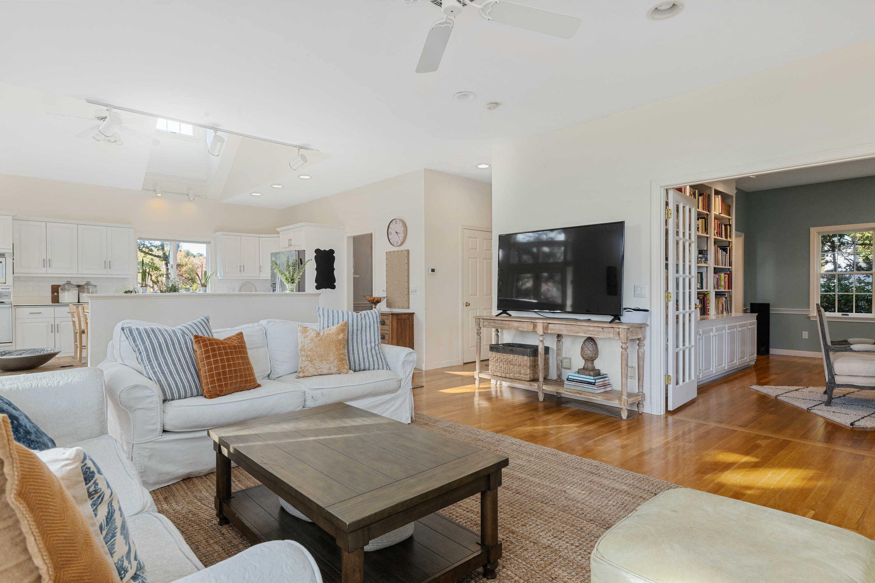 461 South Main Street Centerville, MA 02632 - Photo 8 of 52 461SMaLR-13