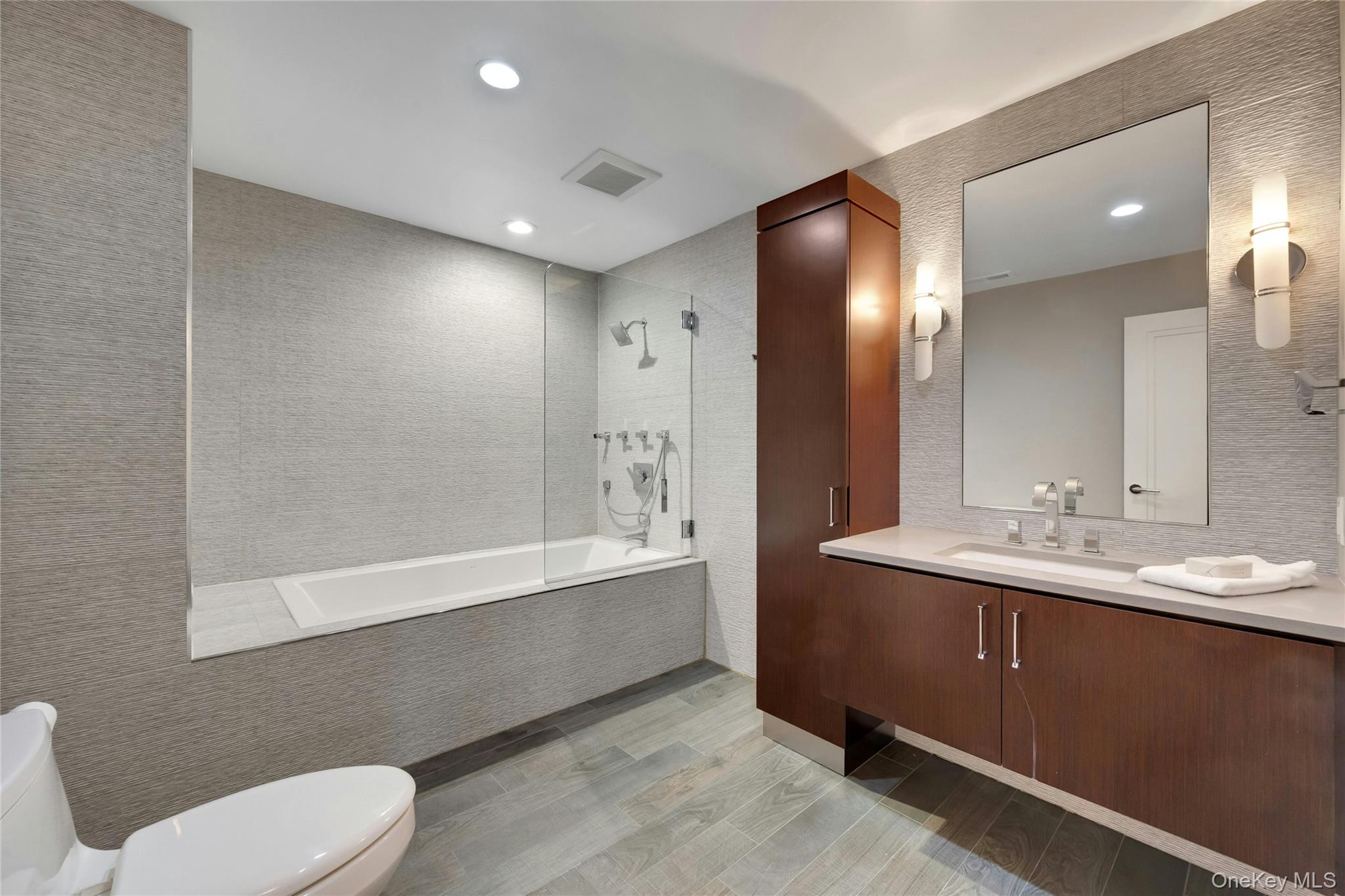 44 Brevoort Lane Rye, NY 10580 - Photo 20 of 32 Hall bath designed by Georgio featuring a BainUltra theraputic tub with dry massage aromatherapy and light therapy finished with Porcelanosa tile.