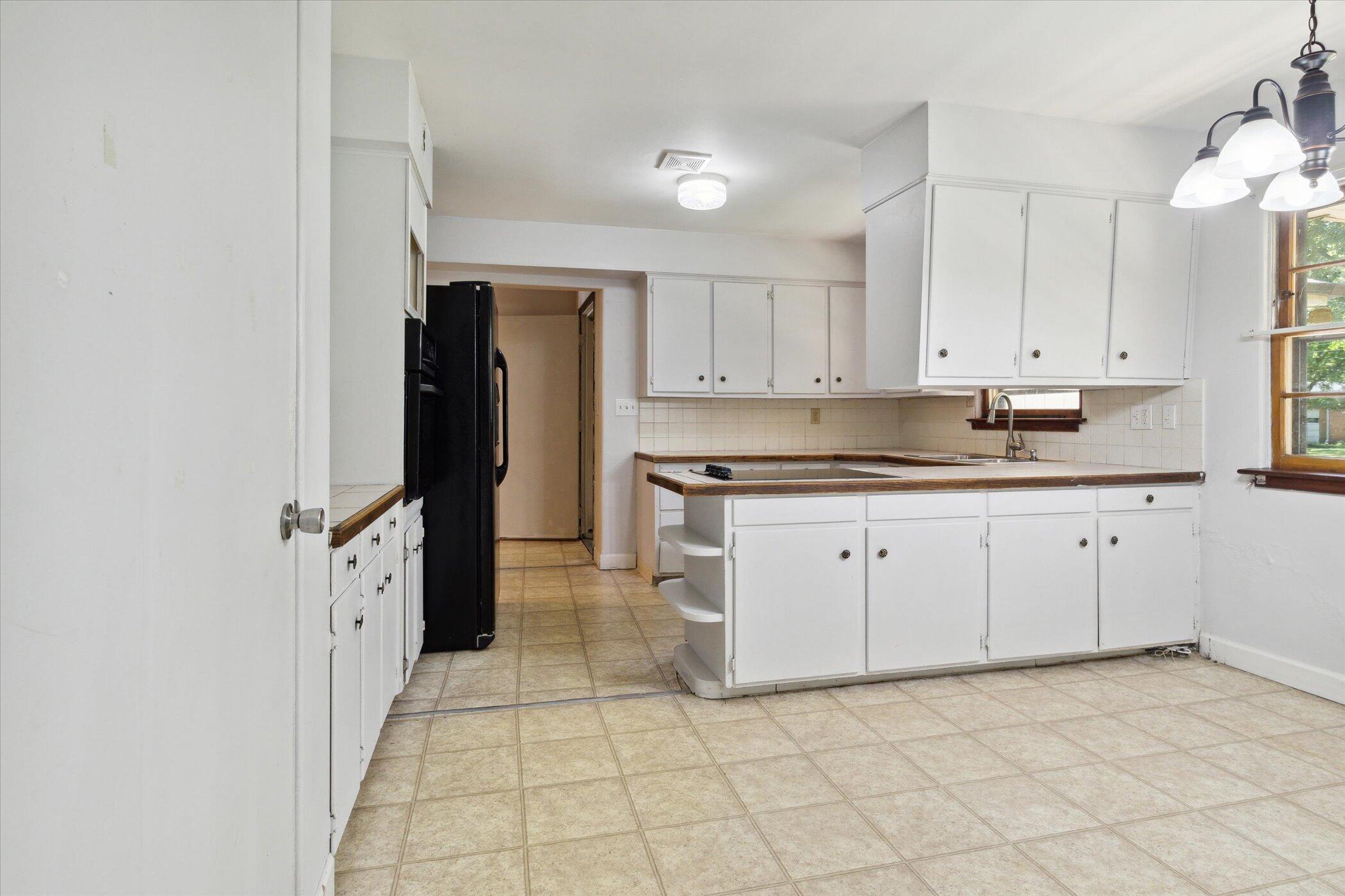 159 Elmside Road Benton Harbor, MI 49022 - Photo 14 of 53 It's time to eat!