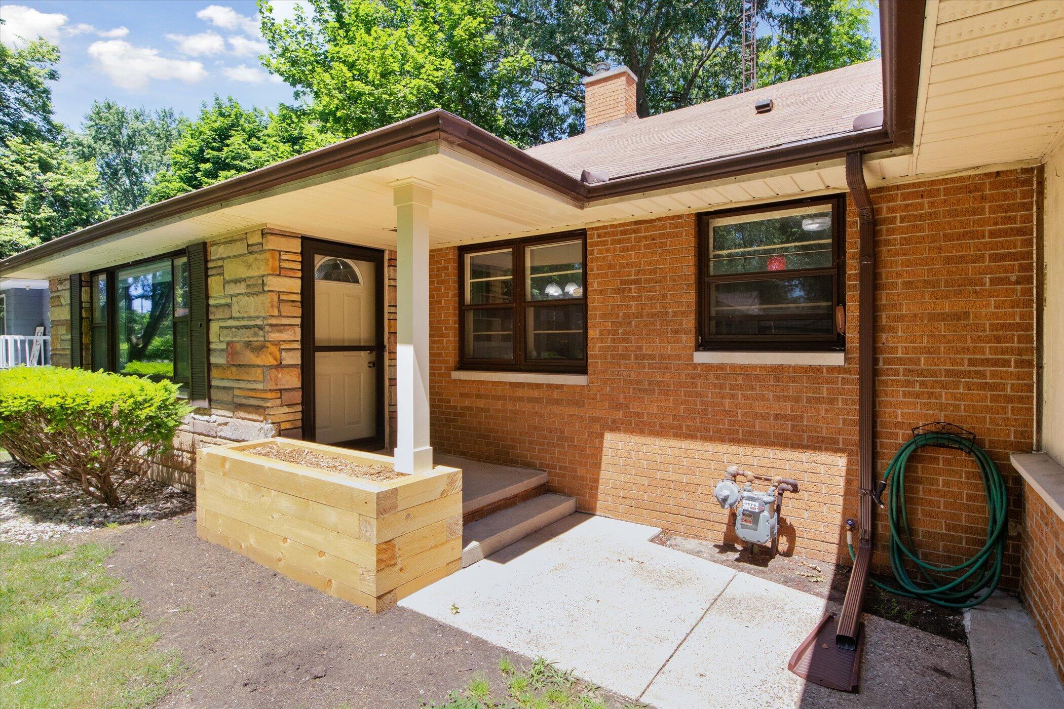 159 Elmside Road Benton Harbor, MI 49022 - Photo 3 of 53 Come on In!
