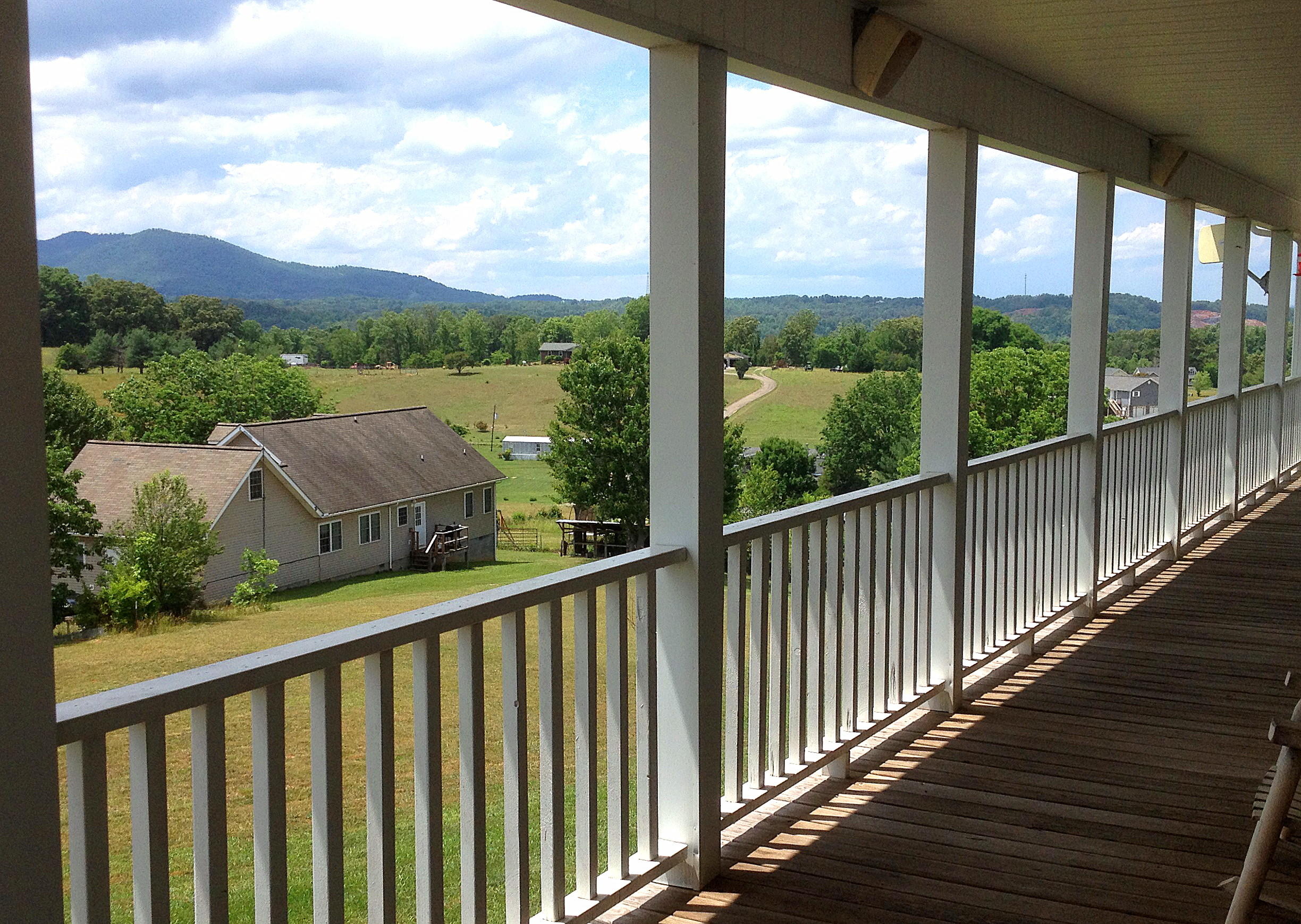 112 Amaryllis Road Newport, TN 37821 - Photo 10 of 40 Main level covered deck