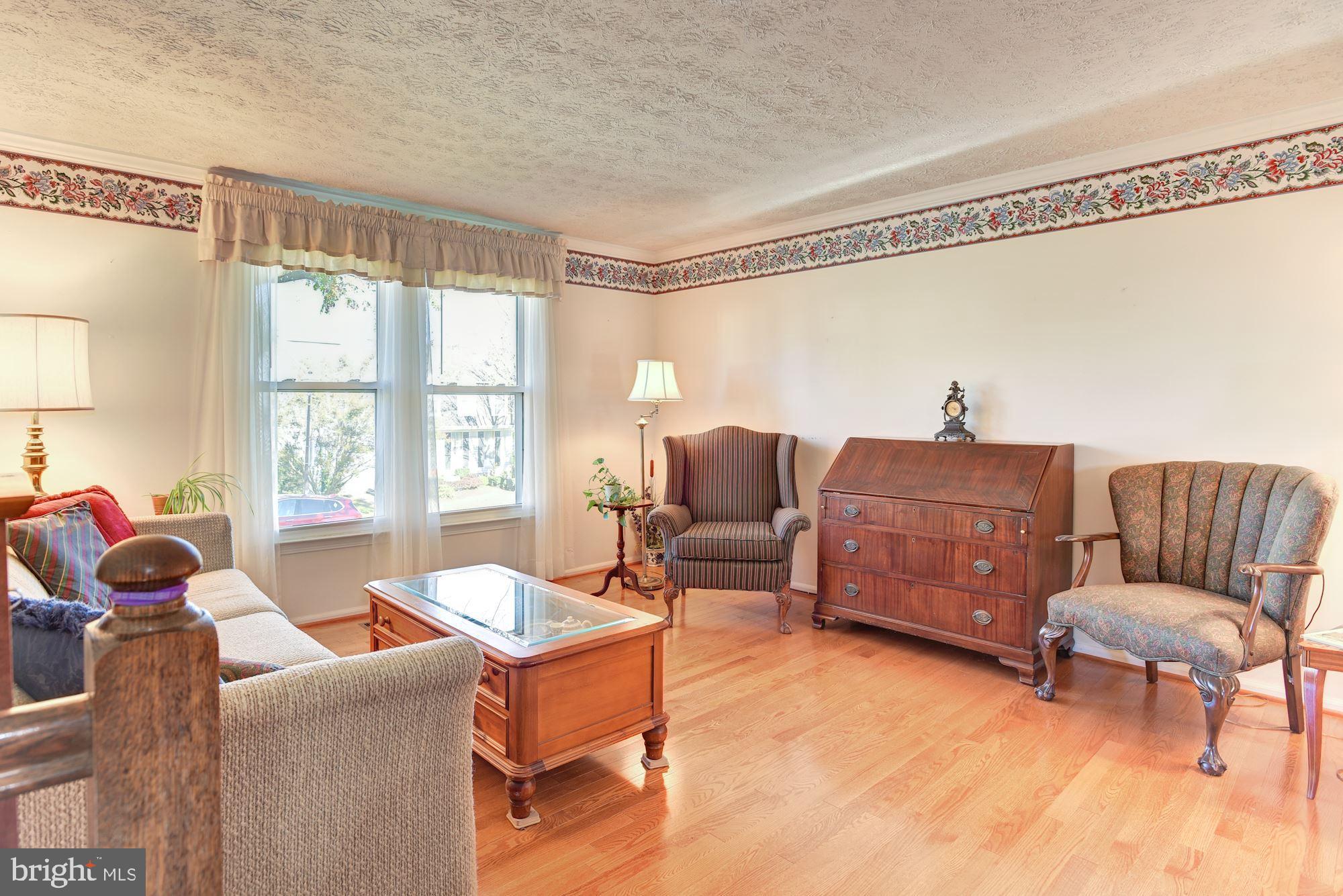 23 Anderson Ridge Road Baltimore, MD 21228 - Photo 5 of 33 Living Room