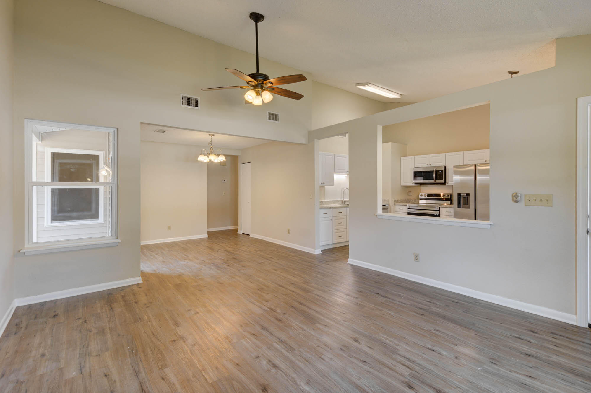 127 Lancashire Road Summerville, SC 29486 - Photo 4 of 31 127 Lancashire (14)