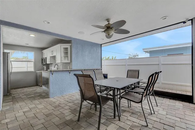 a view of livingroom with furniture and ceiling fan