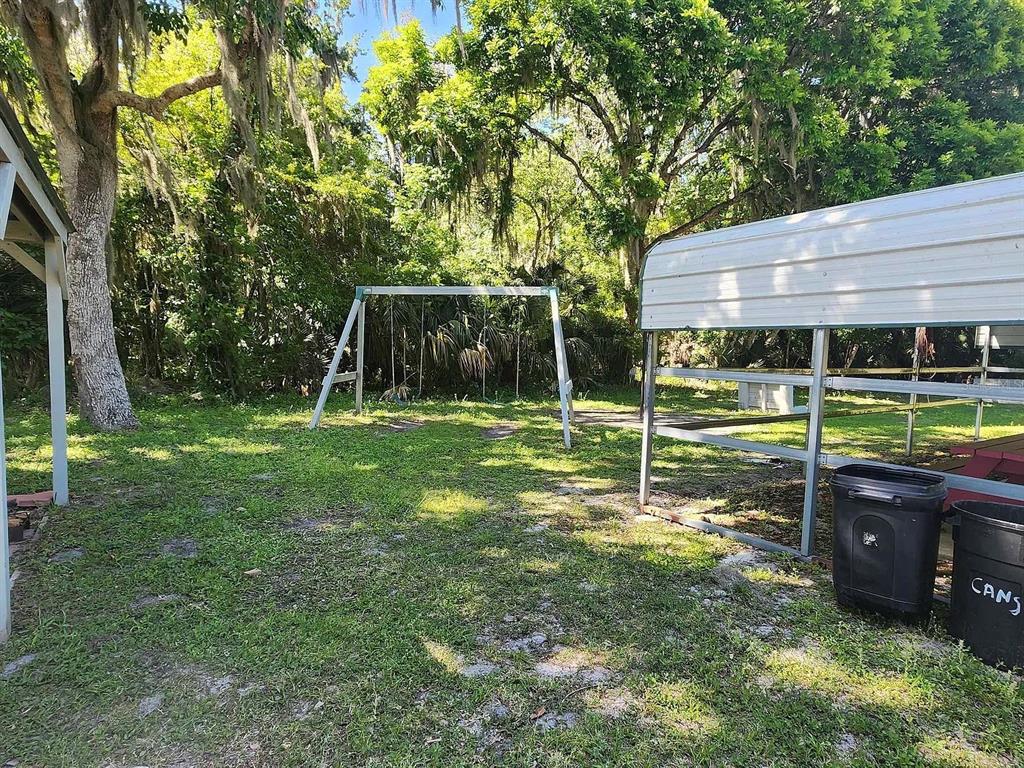 817 Paradise Boulevard Georgetown, FL 32139 - Photo 12 of 14 a backyard of a house with trampoline