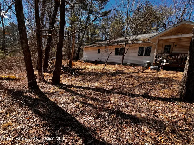 a view of a house with backyard