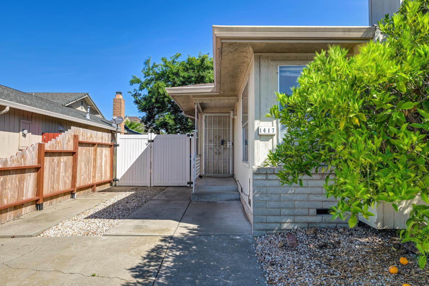 1402 Keagle Way Lodi, CA 95242 - Photo 3 of 49