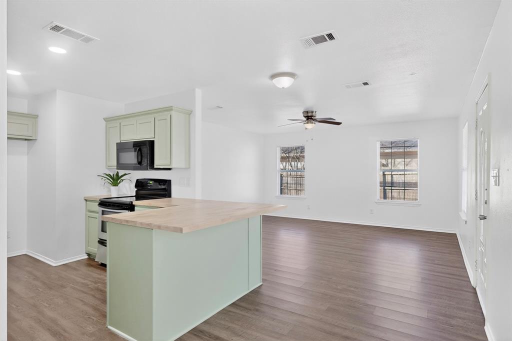 604 South Maxey Street Sherman, TX 75090 - Photo 4 of 28 Great flow!