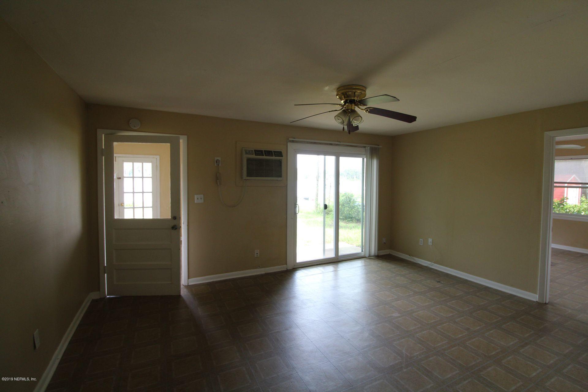 151 Depot Road Hawthorne, FL 32640 - Photo 16 of 27 16 Living room