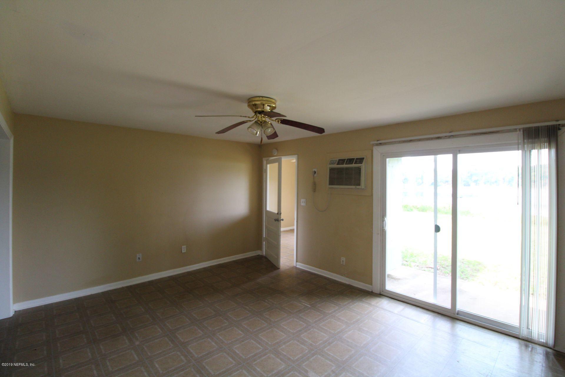 151 Depot Road Hawthorne, FL 32640 - Photo 17 of 27 17 Living Room