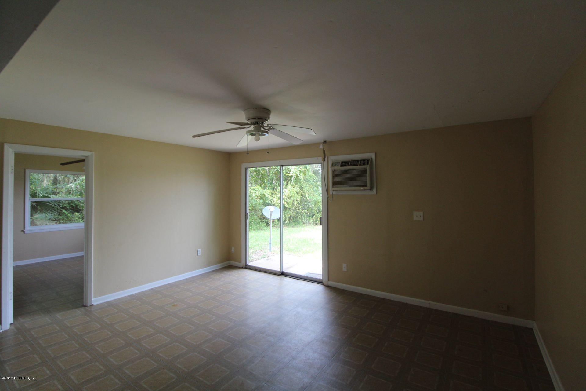 151 Depot Road Hawthorne, FL 32640 - Photo 7 of 27 07 Living Room