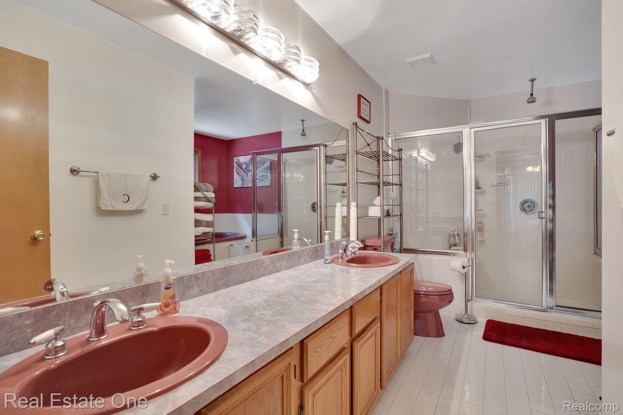 50285 Riverside Drive Macomb, MI 48044 - Photo 17 of 39 MASTER BATHROOM