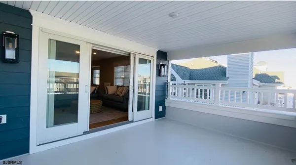 a view of an entryway with a balcony