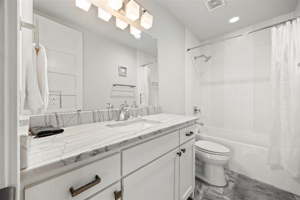 2009 North Prairie Avenue, Unit 2009 Dallas, TX 75204 - Photo 34 of 40 Bathroom in bedroom #4