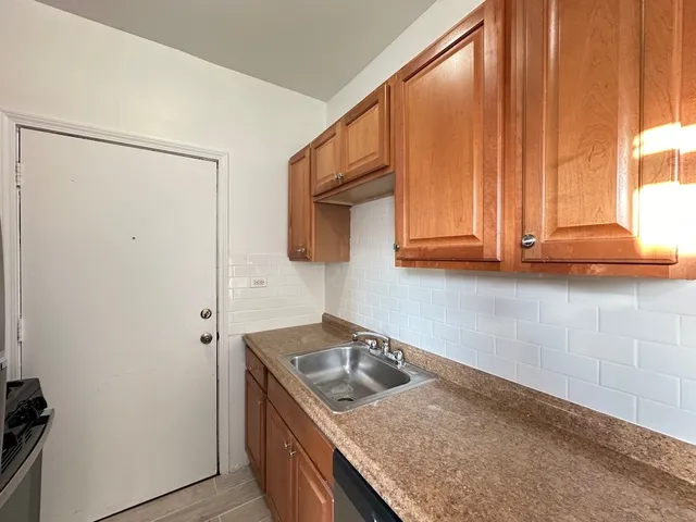 $1,600 | 933 West Sunnyside Avenue, Unit 2S, Chicago, IL 60640