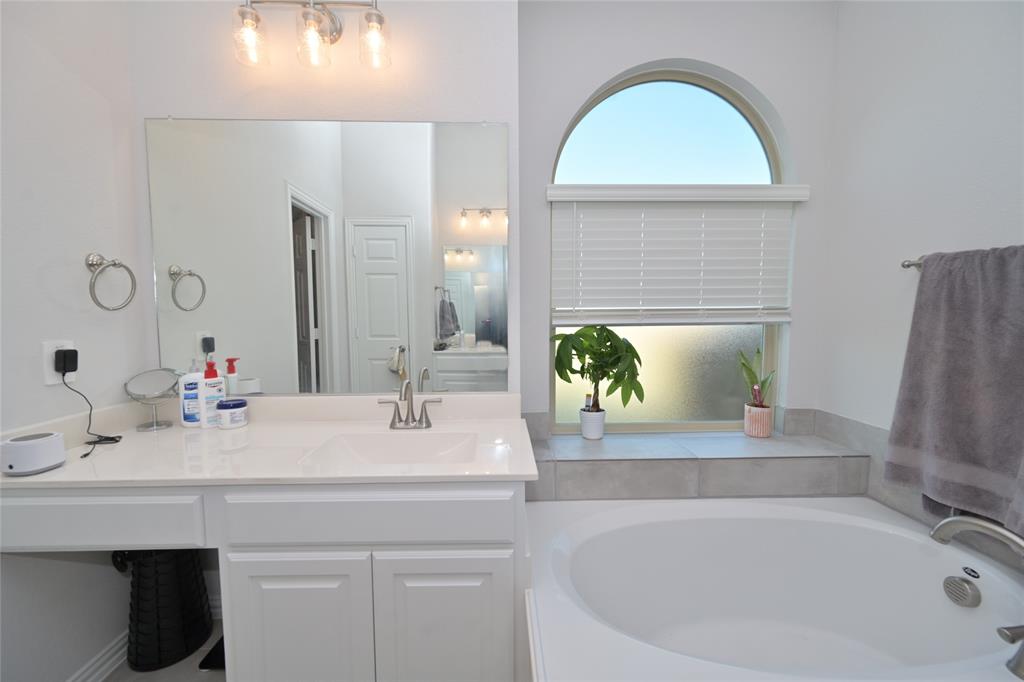 1802 Ranch View Drive Cedar Hill, TX 75104 - Photo 24 of 40 a bathroom with a tub sink and mirror