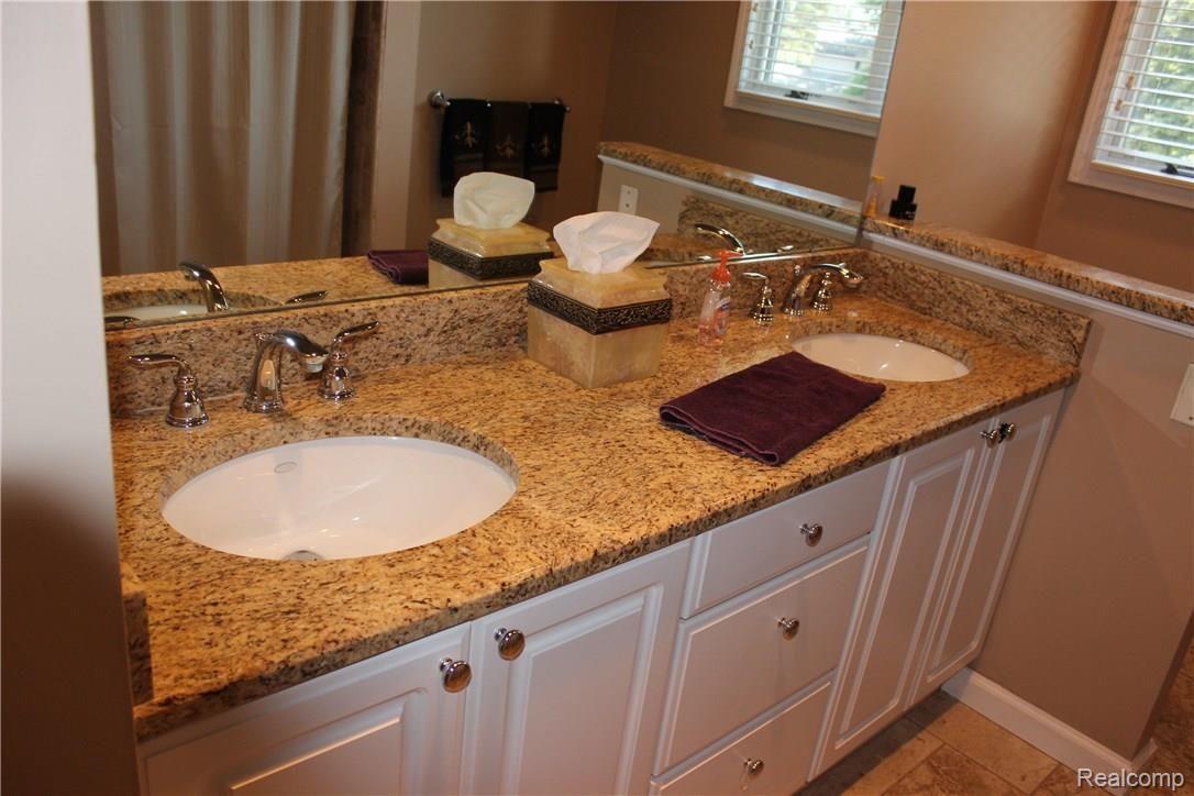 3460 Mann Road Clarkston, MI 48346 - Photo 8 of 25 Main bath w/ dual sinks and granite counters