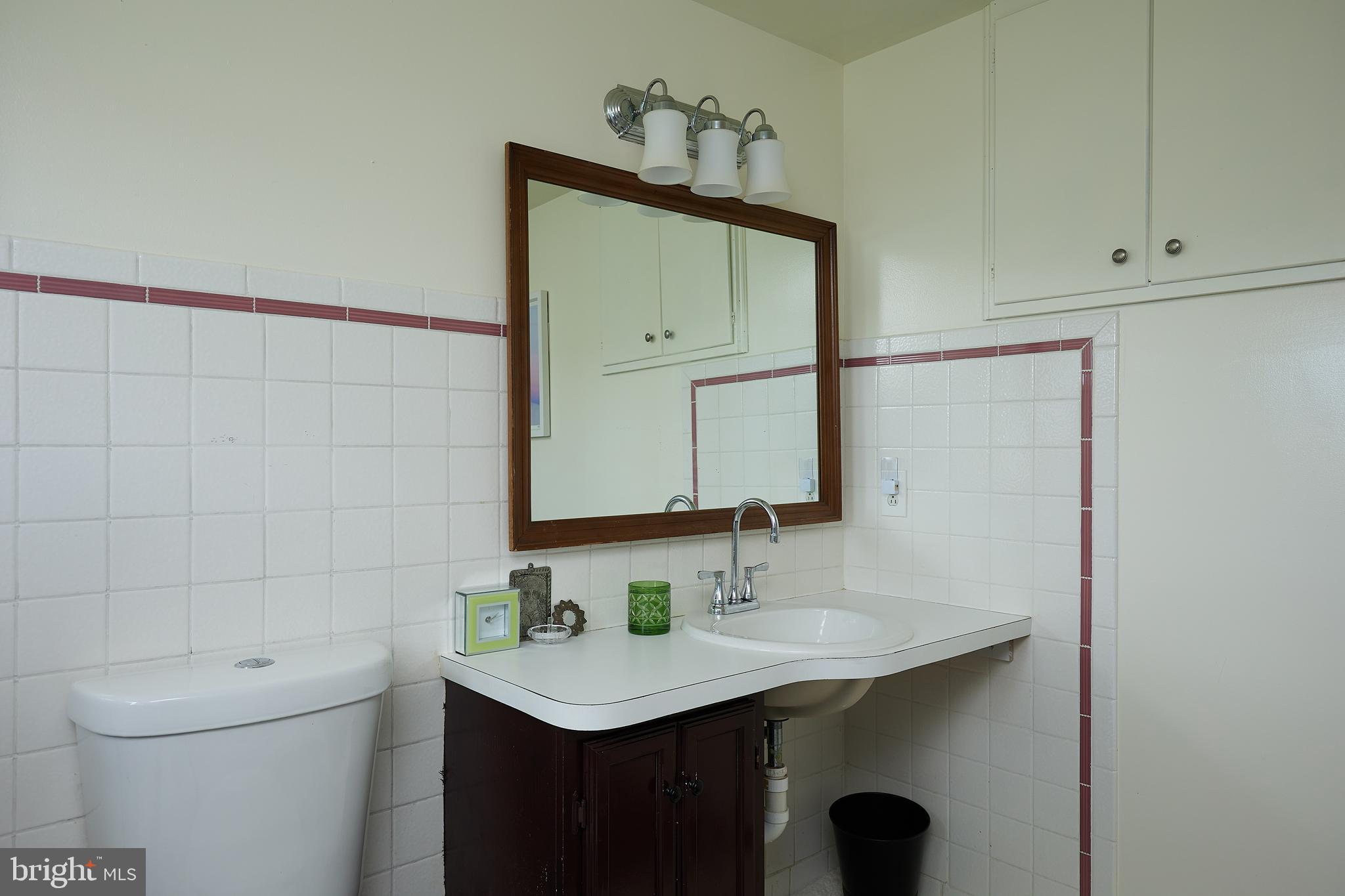 18925 Barnesville Road Dickerson, MD 20842 - Photo 12 of 61 First level full bathroom
