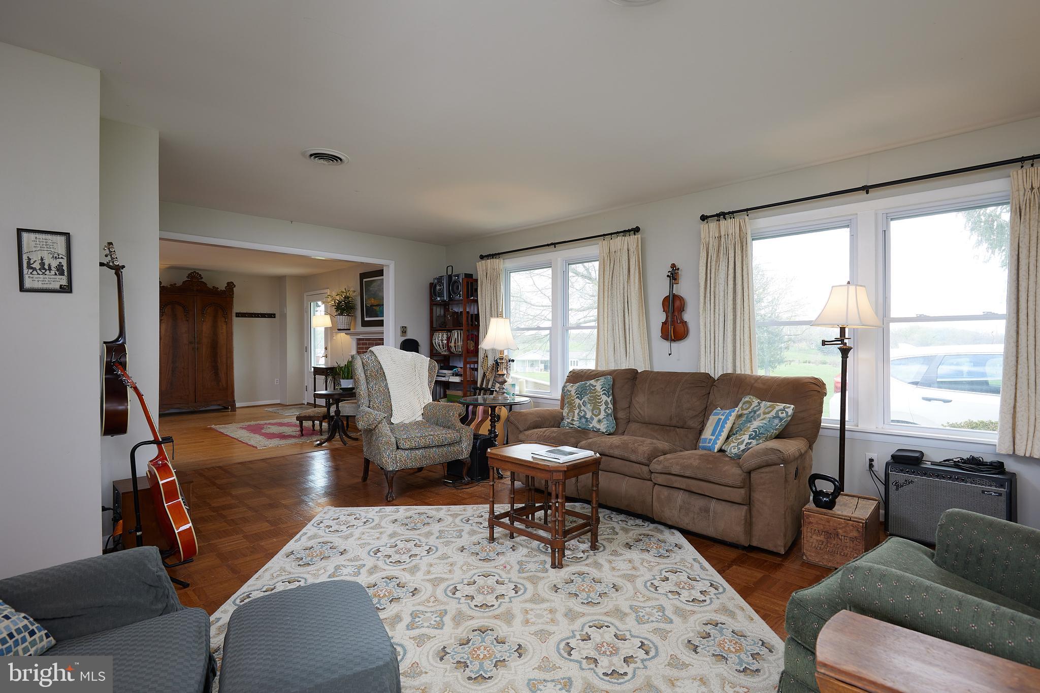 18925 Barnesville Road Dickerson, MD 20842 - Photo 29 of 61 Living room