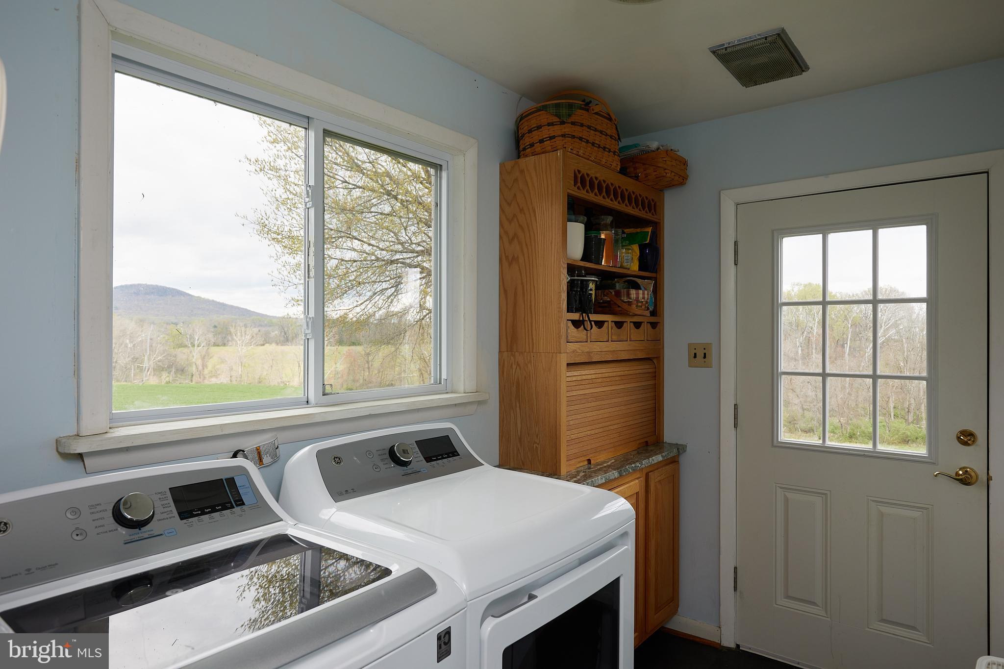 18925 Barnesville Road Dickerson, MD 20842 - Photo 35 of 61 Mud room/Laundry