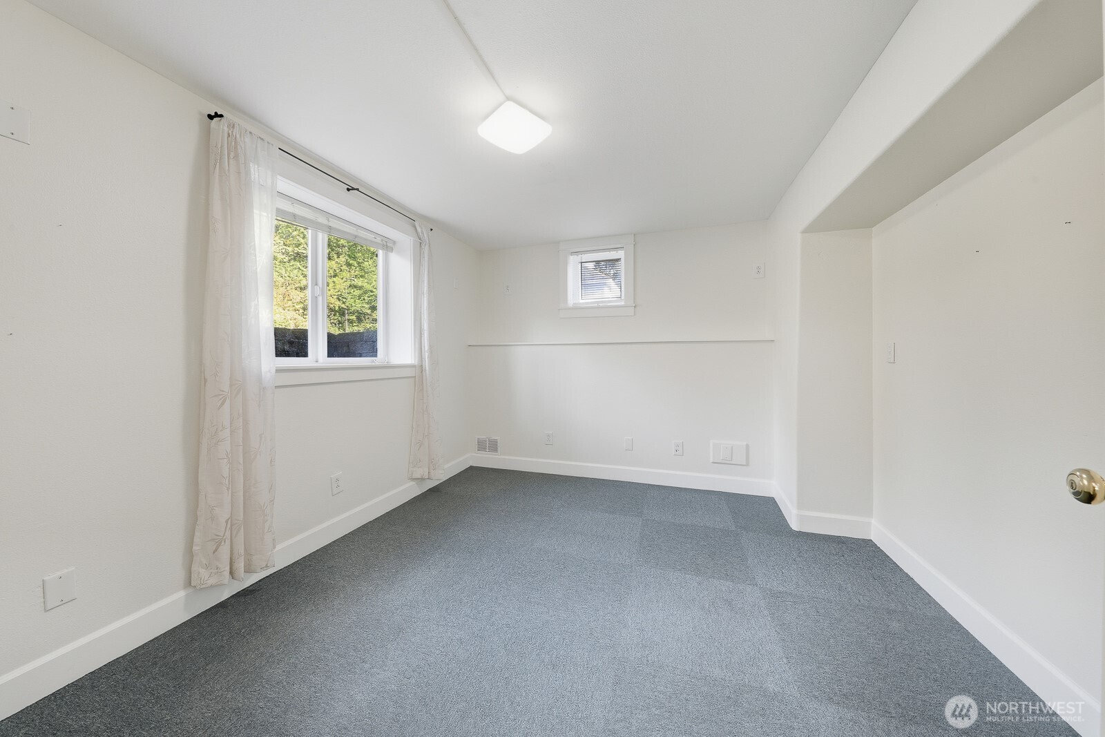 10516 East Riverside Drive Bothell, WA 98011 - Photo 16 of 35