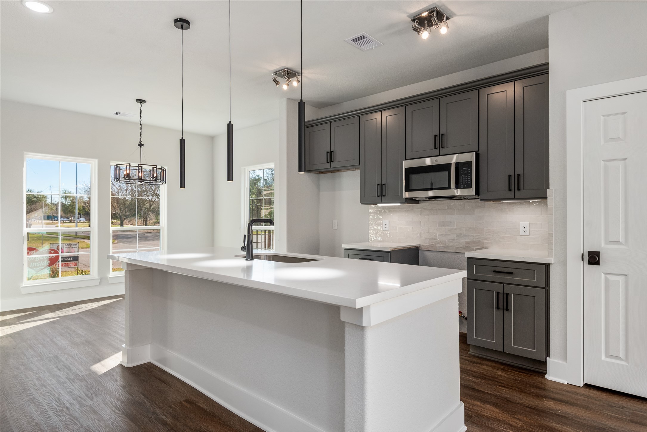 8430 Grandview Street Houston, TX 77051 - Photo 7 of 30