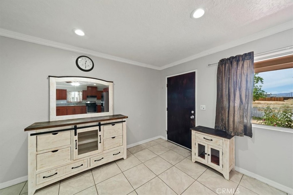 20548 Neuralia Road California City, CA 93505 - Photo 17 of 49 a room with furniture and mirror