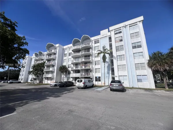 $1,600 | 496 Northwest 165th Street, Unit D414, Miami, FL 33169