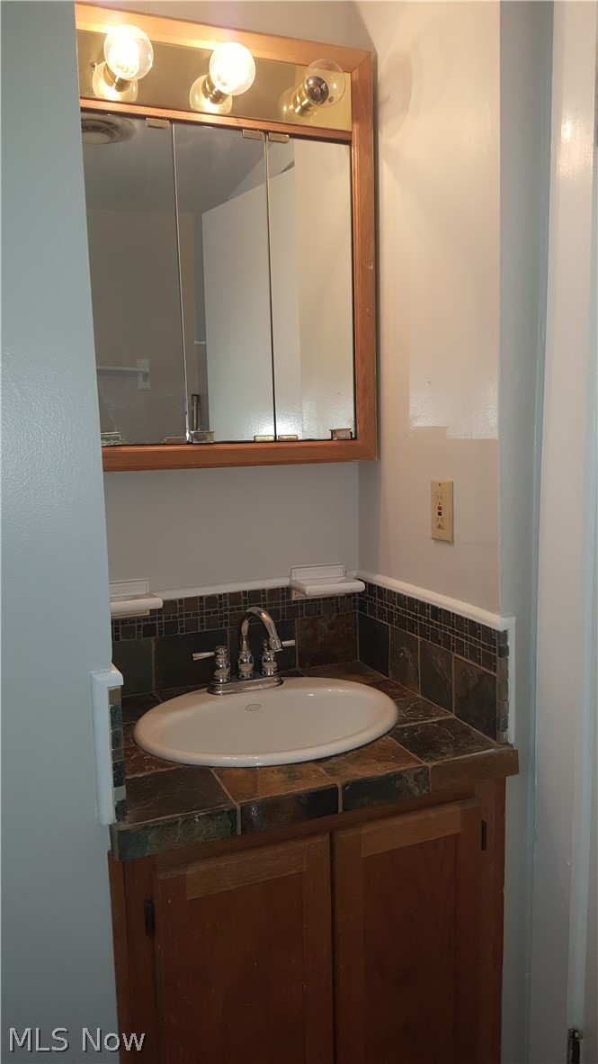 1820 Fulton Road Cleveland, OH 44113 - Photo 17 of 19 Back, bathroom