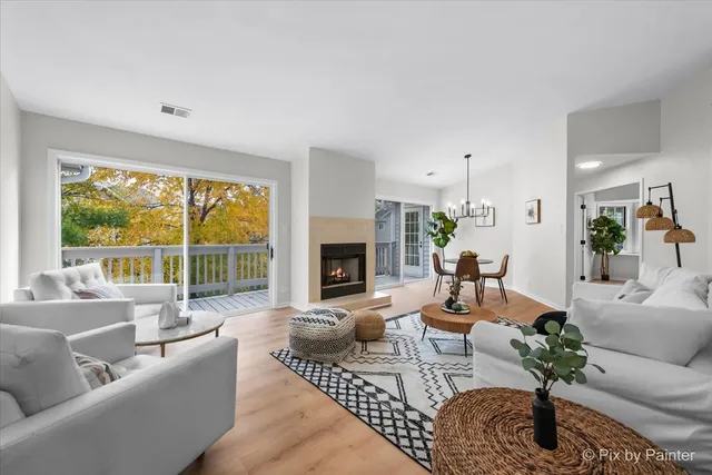 $325,000 | 1349 East Evergreen Drive, Unit 4, Palatine, IL 60074